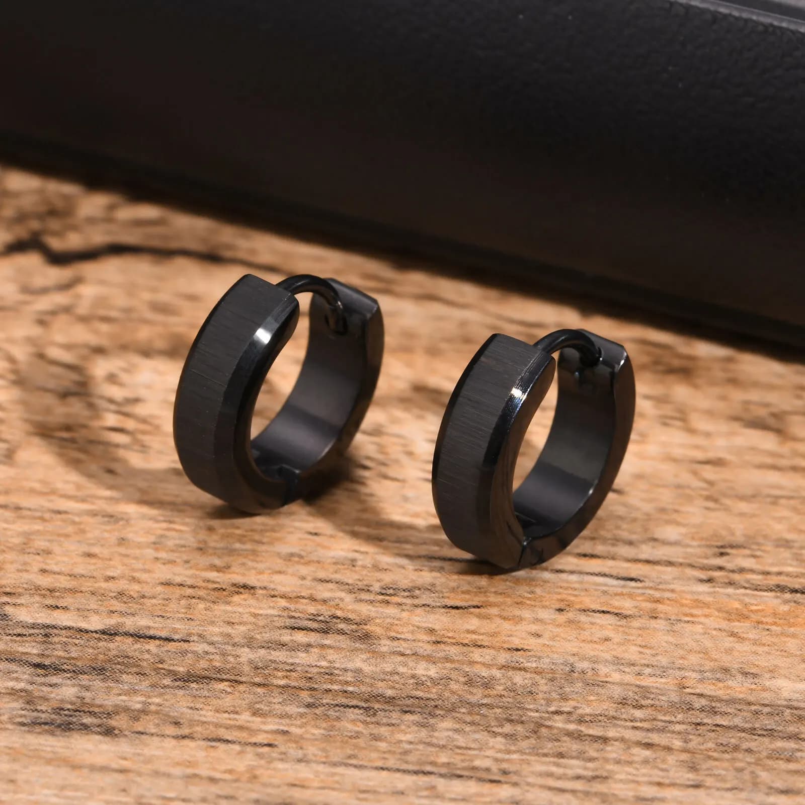 Boucles d'oreilles créoles anti-allergie en acier inoxydable pour hommes et femmes, bijoux simples pour papa, colonne vertébrale, petit ami, petite amie, cadeau de la journée de Léon