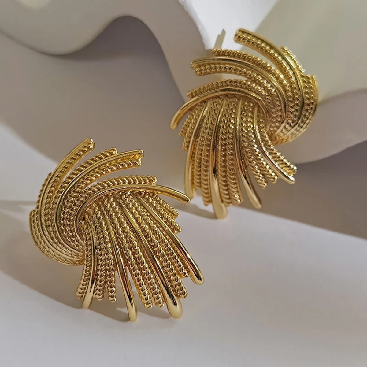 AENSOA Punk boucles d'oreilles géométriques en métal torsadé irrégulier, boucles d'oreilles uniques de couleur or pour femmes, nouveaux bijoux de mode brincos 2023