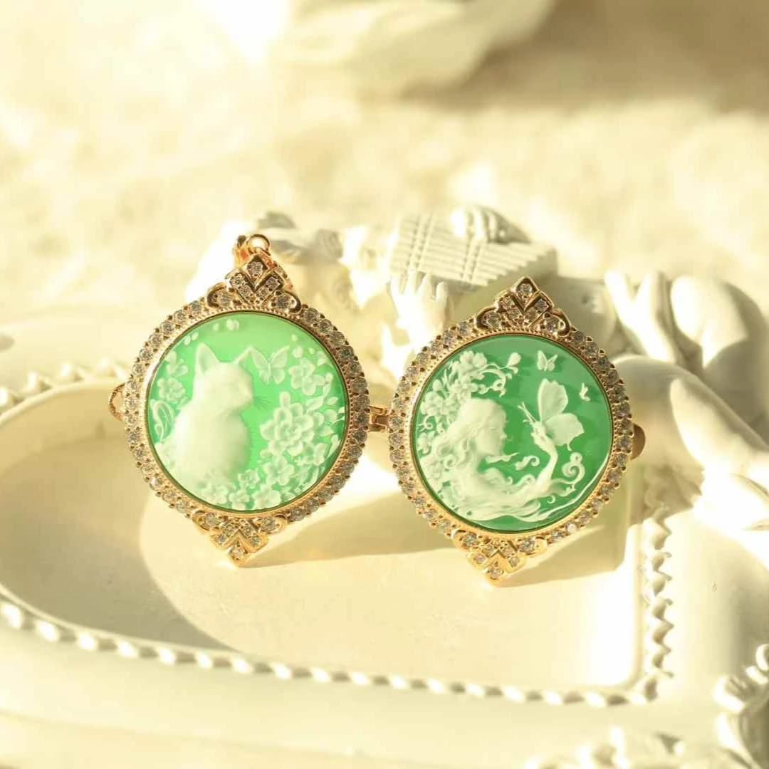 Pendentif de style sachet double face série camée d'agate avec motifs floraux de chat et de fée en relief