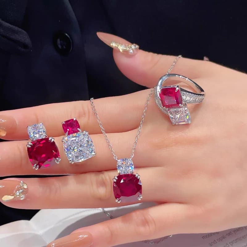Collier pendentif luxueux en corindon rouge pour femme - Un ensemble de bijoux en rubis synthétiques cultivés pour une soirée élégante