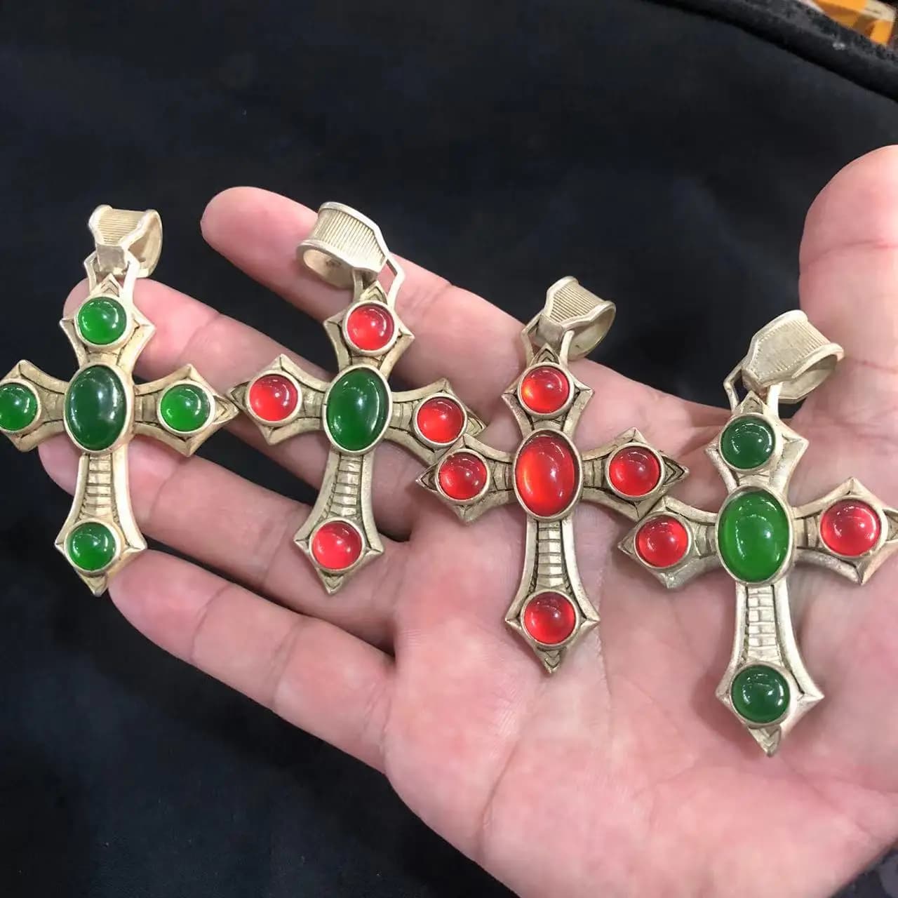 Pendentif croix vintage en argent incrusté de pierres rouges et vertes, collier religieux chrétien rétro unisexe, bijou porte-bonheur, cadeau