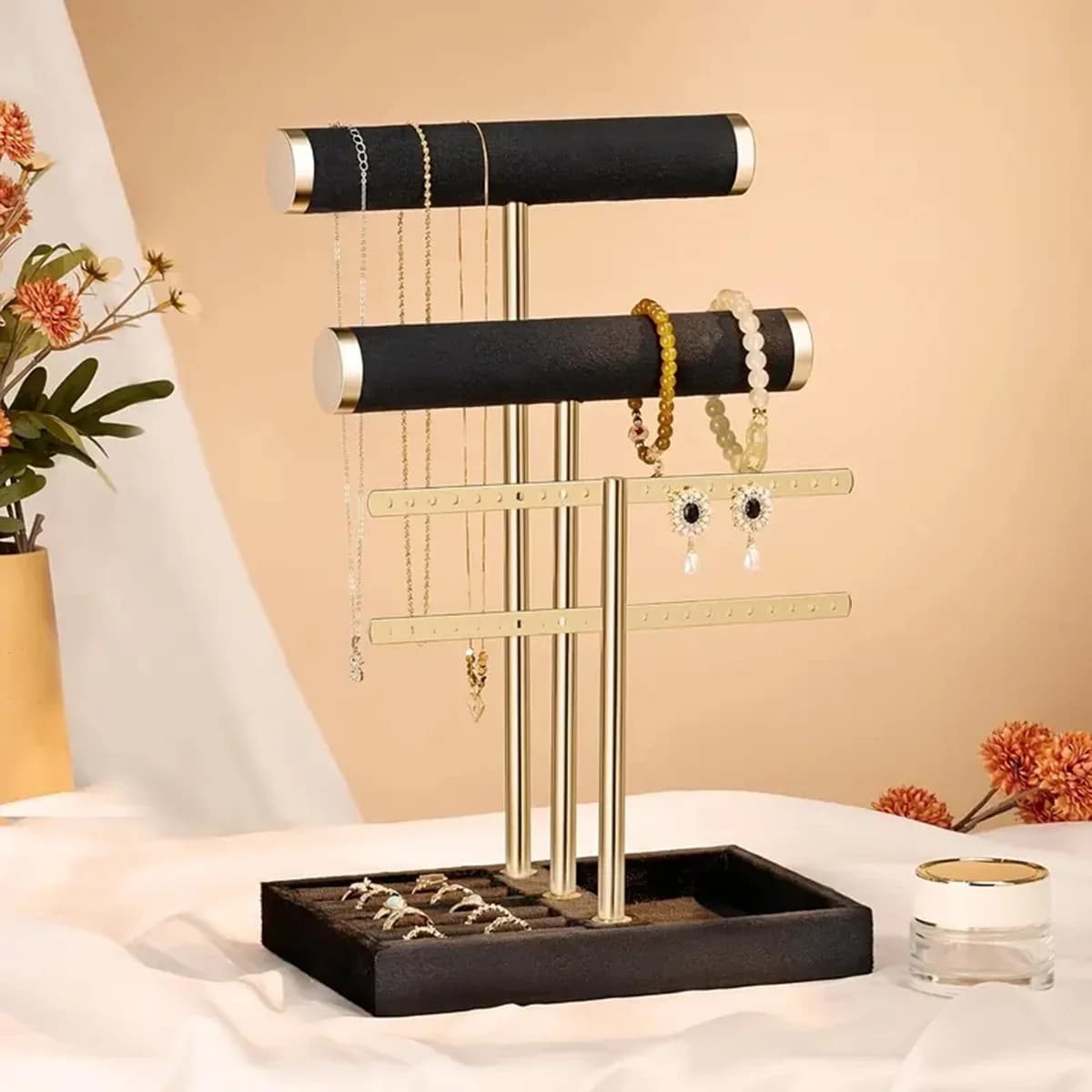 Un support de rangement de bijoux de style luxueux avec un schéma de couleurs noir et or, doté de plusieurs couches pour une arrangement ordonné du nec