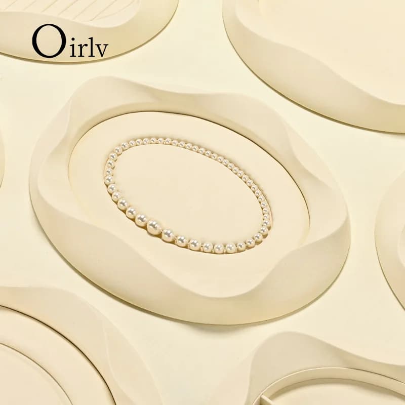 La plaque d'affichage de bijoux Oirlv comprend un organisateur de conception de courbe elliptique haut de gamme beige protégé par un stockage de matériaux en velours