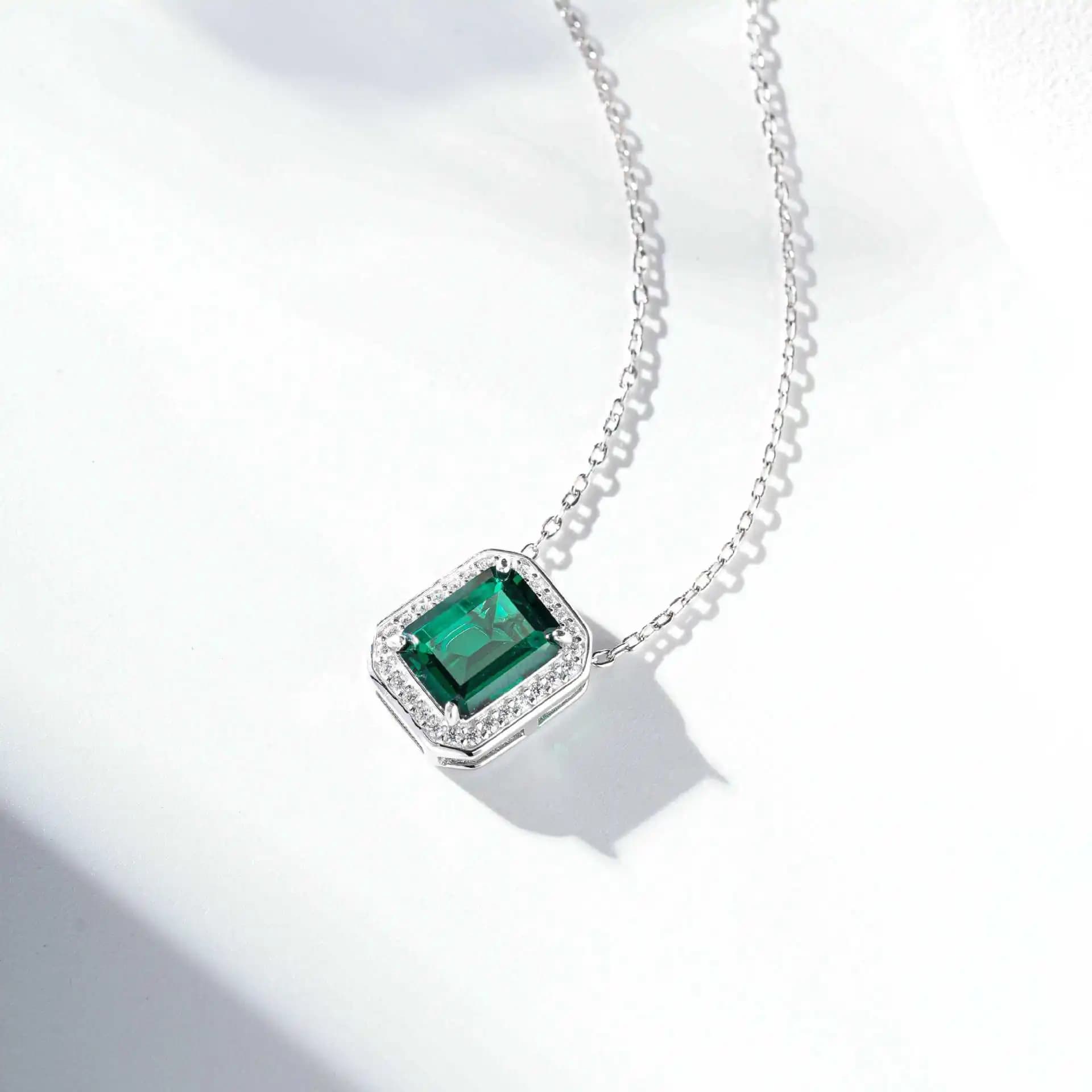 Pendentif de fiançailles en or blanc massif 18 carats avec diamant taille émeraude 3