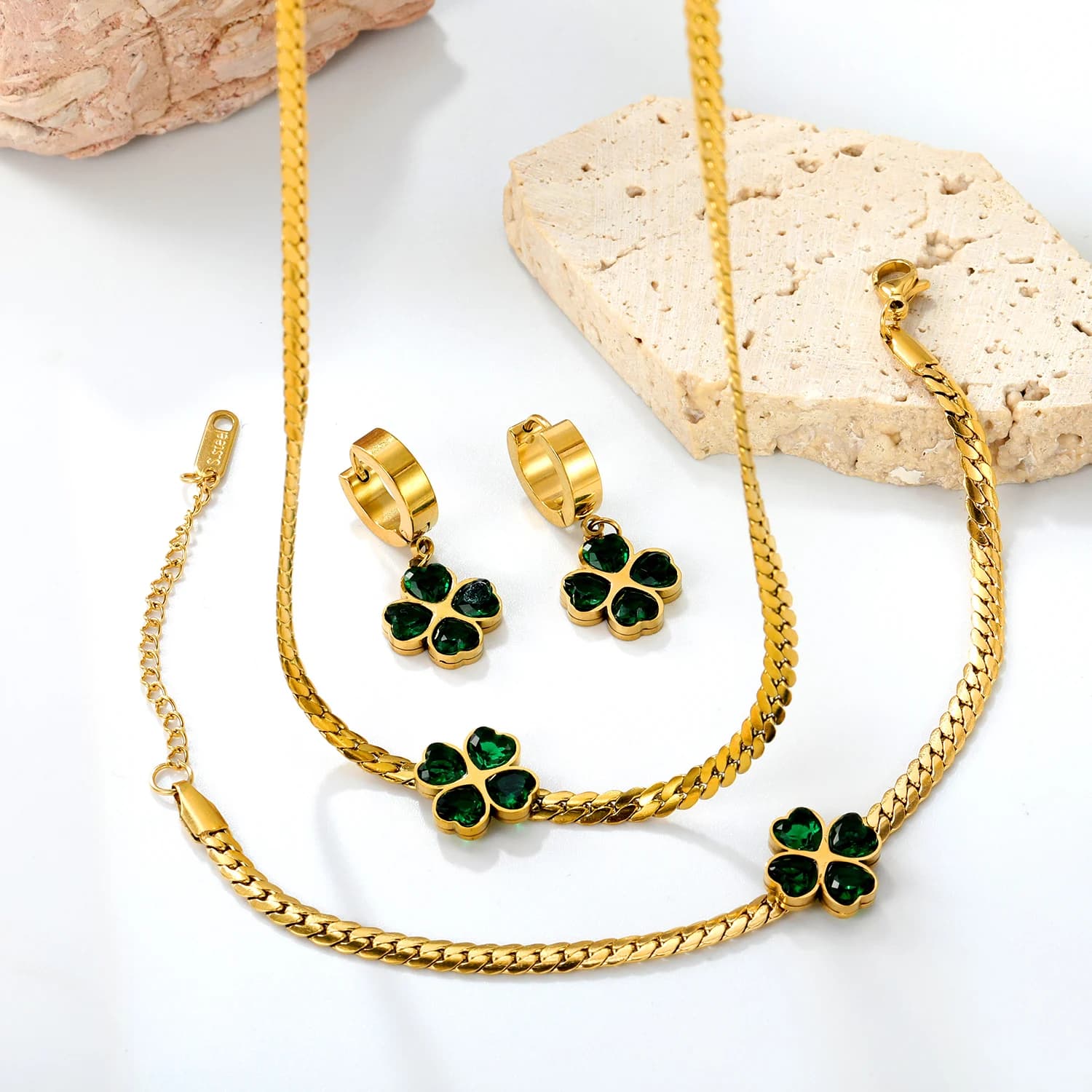 Ensemble de bijoux tendance de luxe léger avec collier, bracelet et boucles d'oreilles en zircon incrusté de trèfle à quatre feuilles pour accessoires de fête pour filles