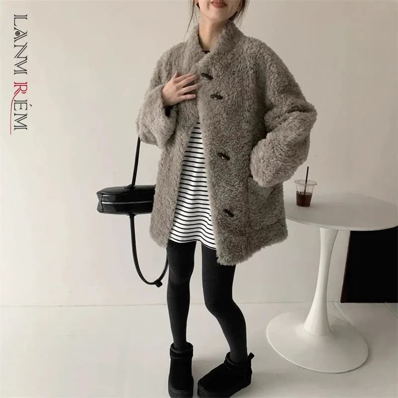 LANMREM gris col montant femmes manteau de fourrure de mouton avec boutons de corne hiver nouveau épais chaud mi longueur lâche manteaux décontractés 2DB4800