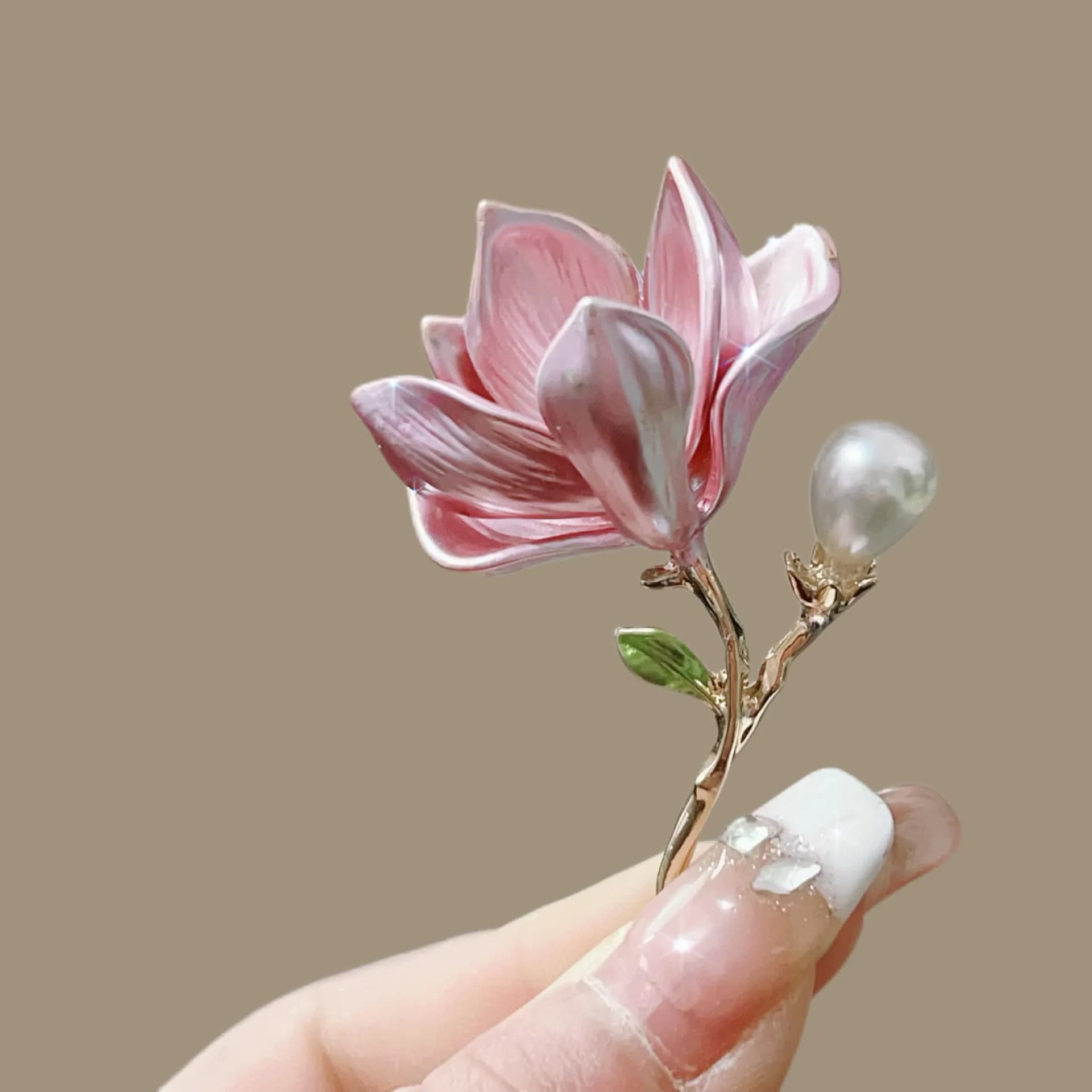 Broches à fleurs de Magnolia rose pour femmes, accessoires élégants, perle en émail, fleur, plante, bijoux de fête au bureau