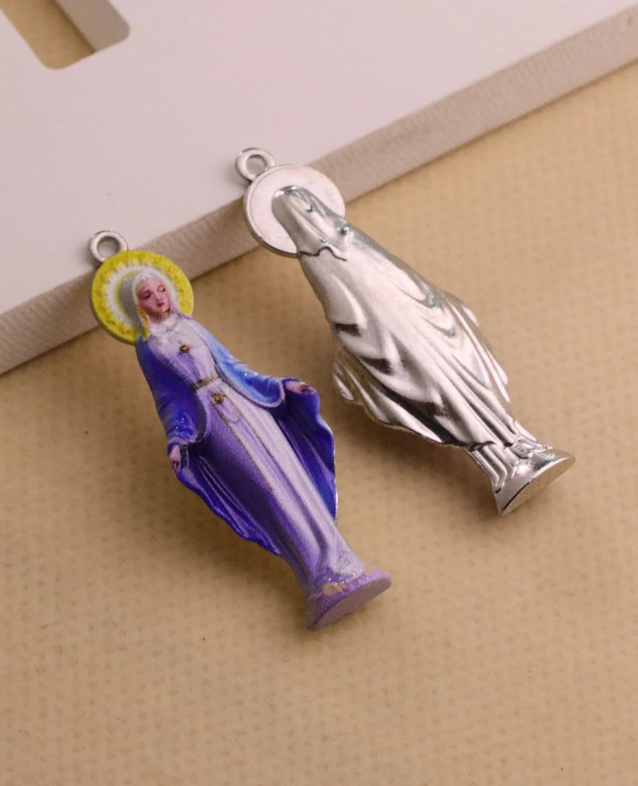 Pendentif Notre-Dame de Grâce en Émail Chrétien