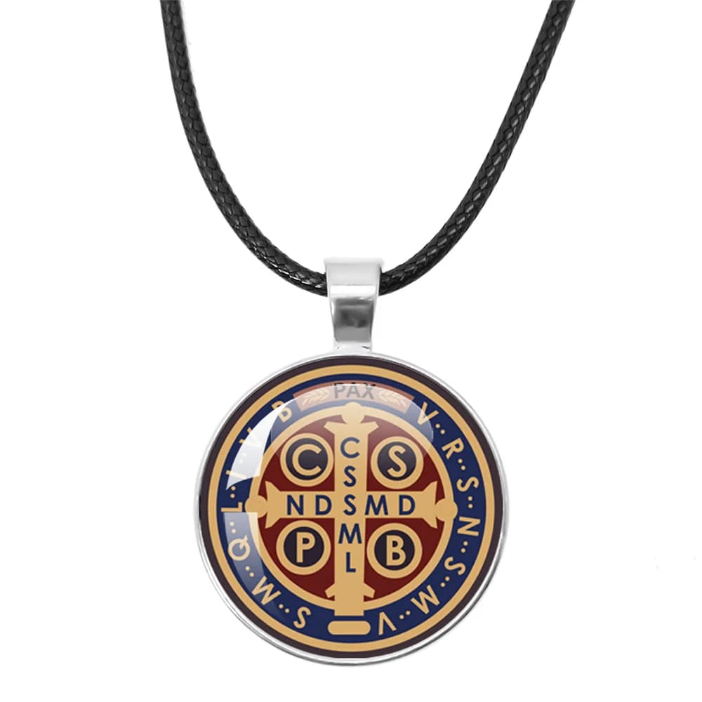 Collier en corde de cuir avec médaillon de Saint benoît