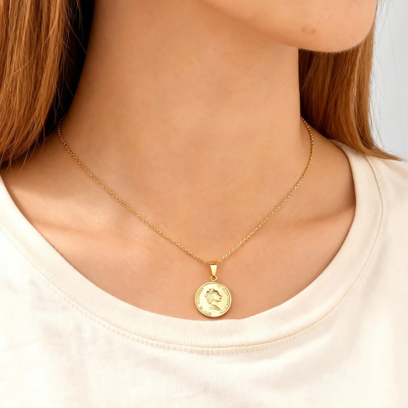 Collier pendentif vintage avec médaille de la reine Élisabeth, pièce de monnaie en acier inoxydable avec portrait d'Élisabeth pour femmes, médaille de déesse, bijoux de mode