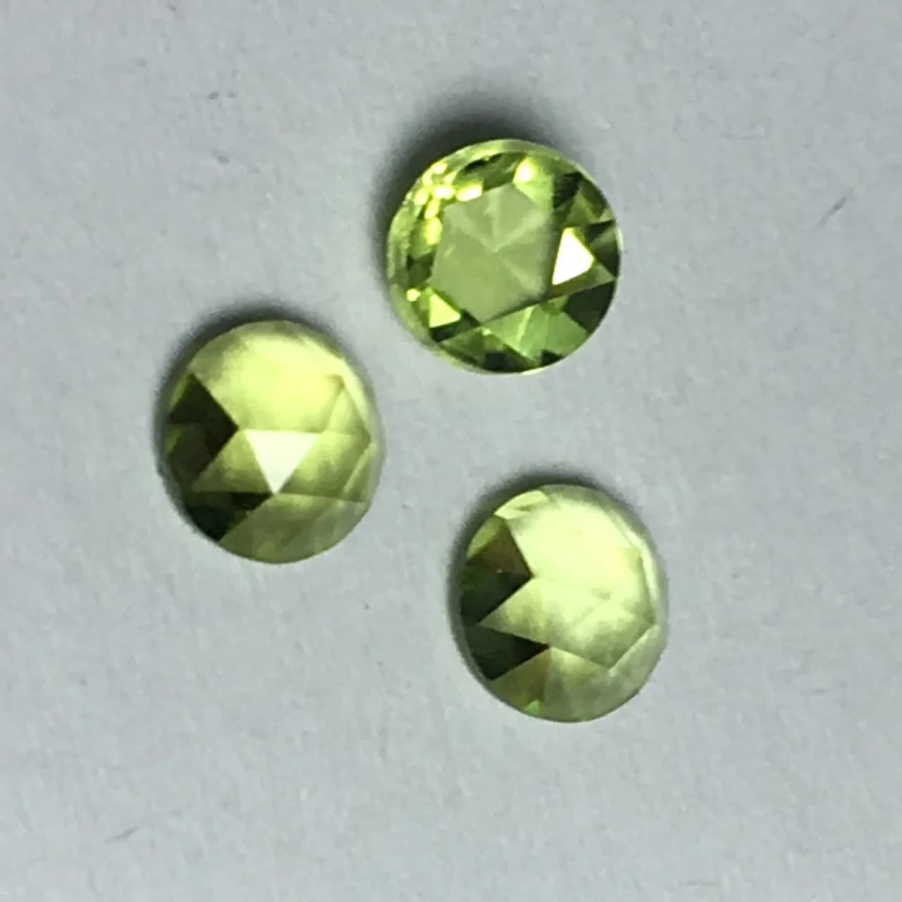 Vente en gros usine – Pierres précieuses Olivine Peridot naturelles 100 % véritables, taille rose à fond plat, pierres brutes pour la fabrication de bijoux DIY