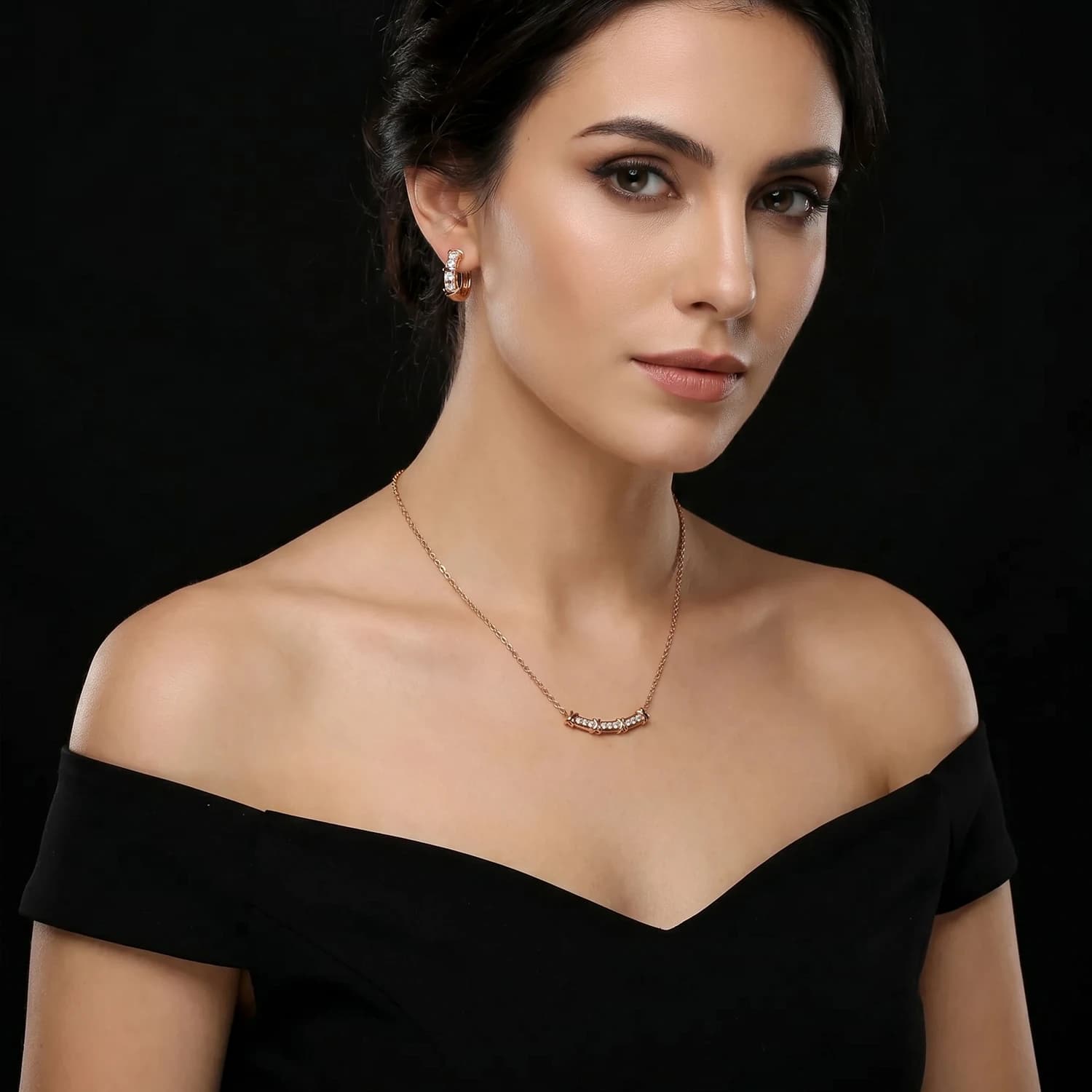 Parure de luxe bicolore dorée avec barre en X, collier et boucles d'oreilles à barre incurvée en zircon cubique pavé haute brillance, accessoires chics pour occasions formelles et professionnelles