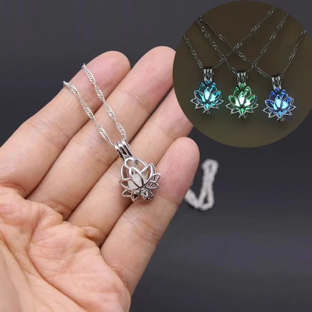Collier pendentif lumineux en forme de fleur de Lotus pour femmes, lune scintillante dans la nuit, bijoux bouddhistes de prière de Yoga