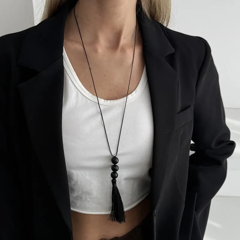 Collier pendentif rétro en résine noire avec perles et pompon