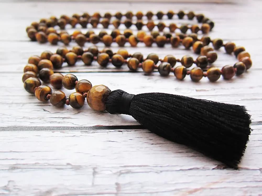 Collier en œil de tigre noué à la main pour hommes
