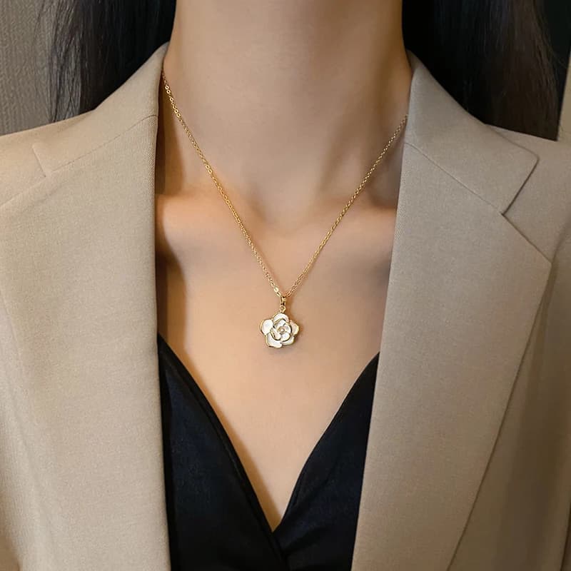Collier romantique français élégant en émail blanc, pendentif fleur de camélia, bijoux à la mode pour femmes, accessoires de luxe pour filles, 2025