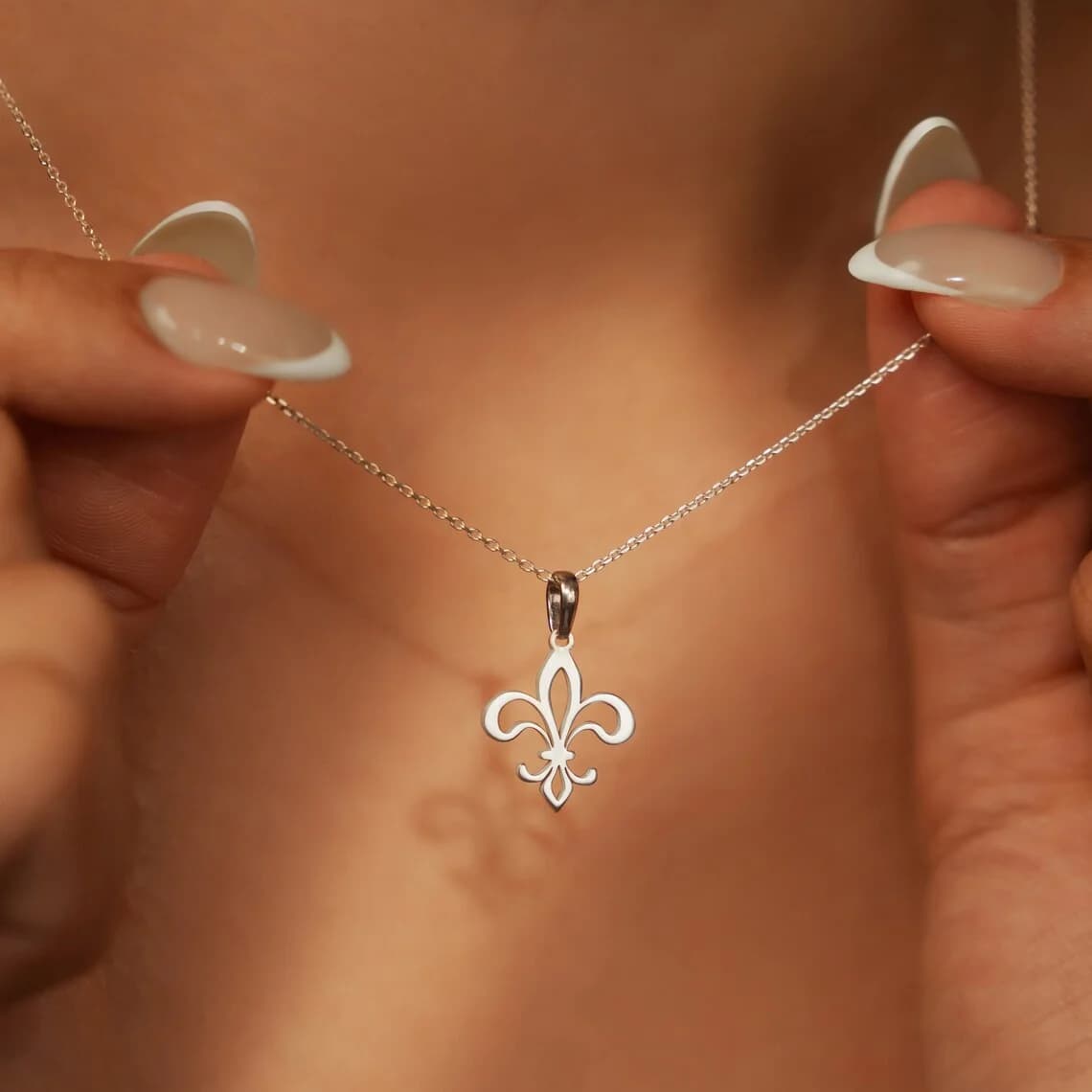 Pendentif de collier Fleur de lis exquis en argent sterling plaqué or