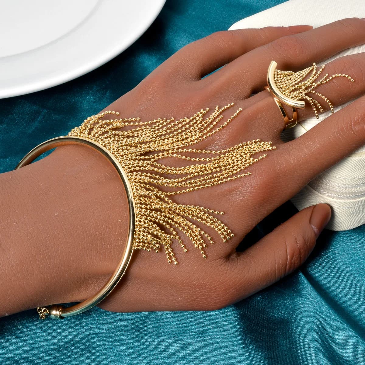 Ensemble de bijoux quatre pièces pour femmes, pendentif géométrique rétro en forme de Y avec pompon en perles, collier élégant pour Banquets