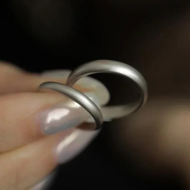 Bagues rondes givrées minimalistes couleur argent pour les amoureux