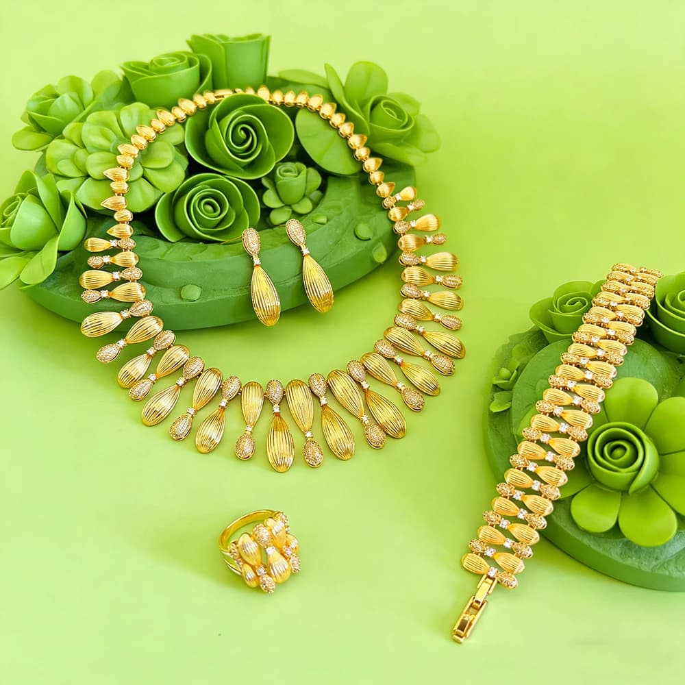 Collection de bijoux en or d'inspiration vintage : collier floral superposé, boucles d'oreilles pendantes, bracelet et bague – Luxe ethnique intemporel