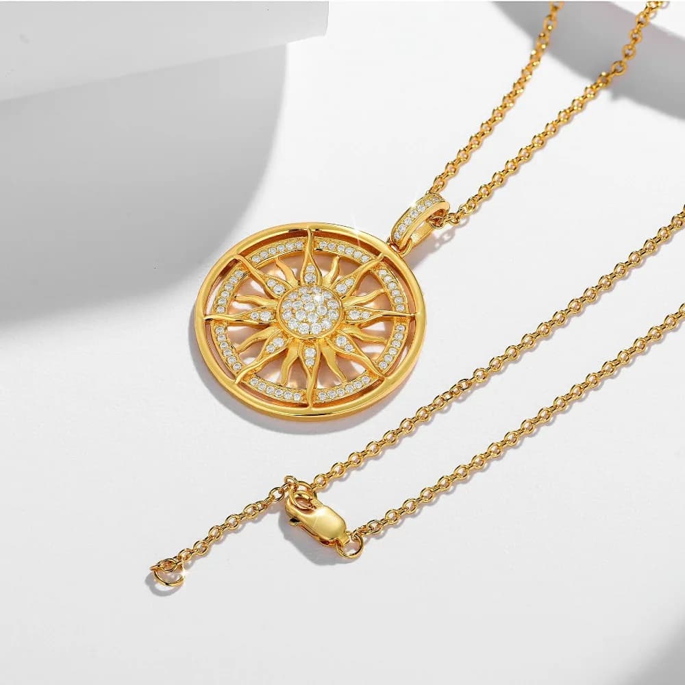 Collier avec pendentif soleil doré Moissanite pour femmes