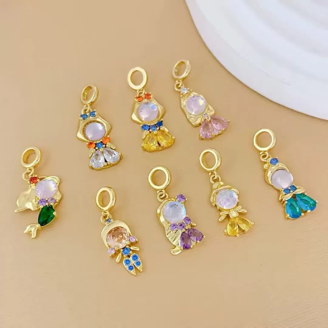 Pendentif sirène en zircon coloré plaqué or