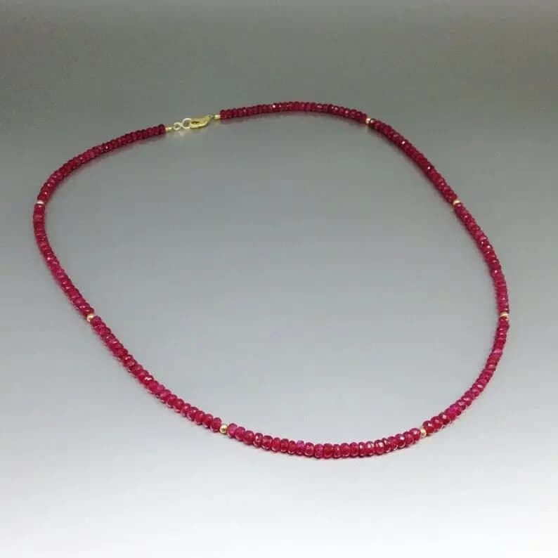 Collier de perles rondes à facettes en rubis rouge naturel (4-2 mm)