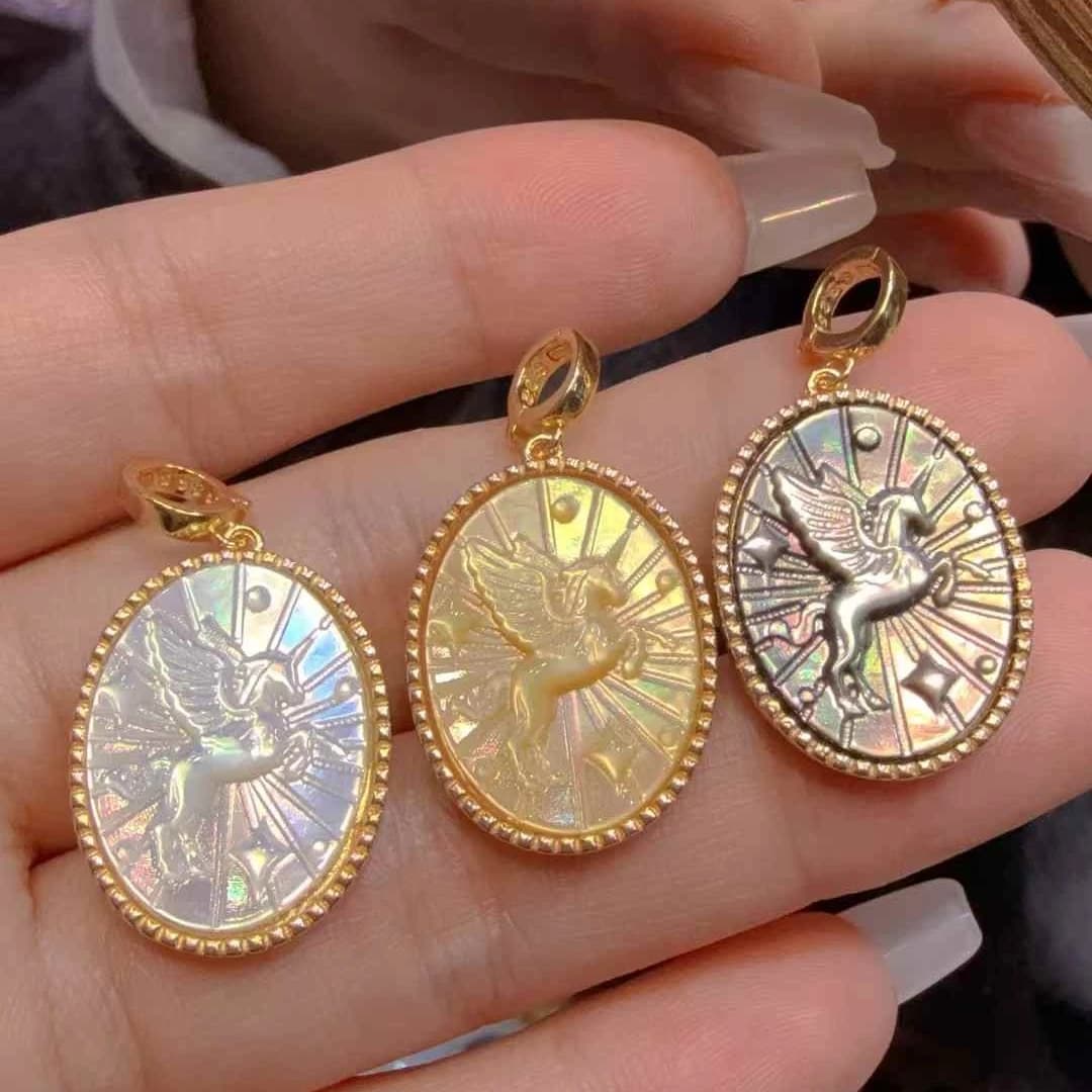Pendentif Pegasus incrusté d'argent avec coquille papillon de mer profonde