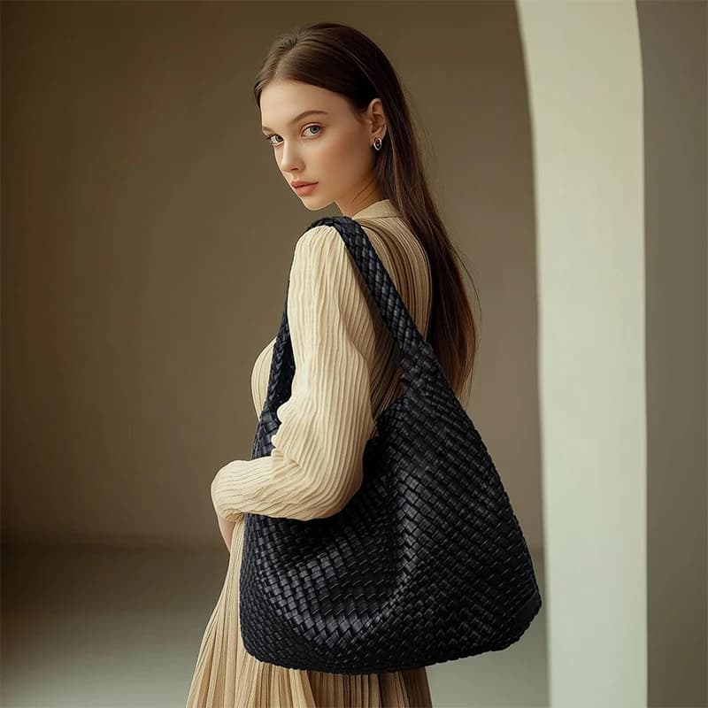 Sac fourre-tout tissé en cuir souple pour femme