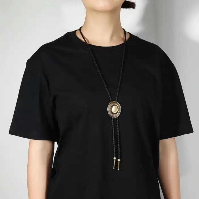 Collier en cuir style chapeau de jazz
