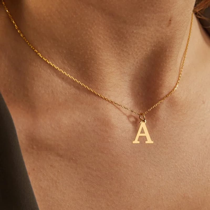 Collier tendance avec pendentif alphabet ajouré pour femme - 26 lettres, chaîne en acier inoxydable