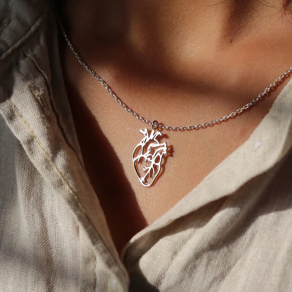 Hanreshe Collier d'anatomie cardiaque Pendentif plaqué argent Bijoux d'orgue humain pour la biologie