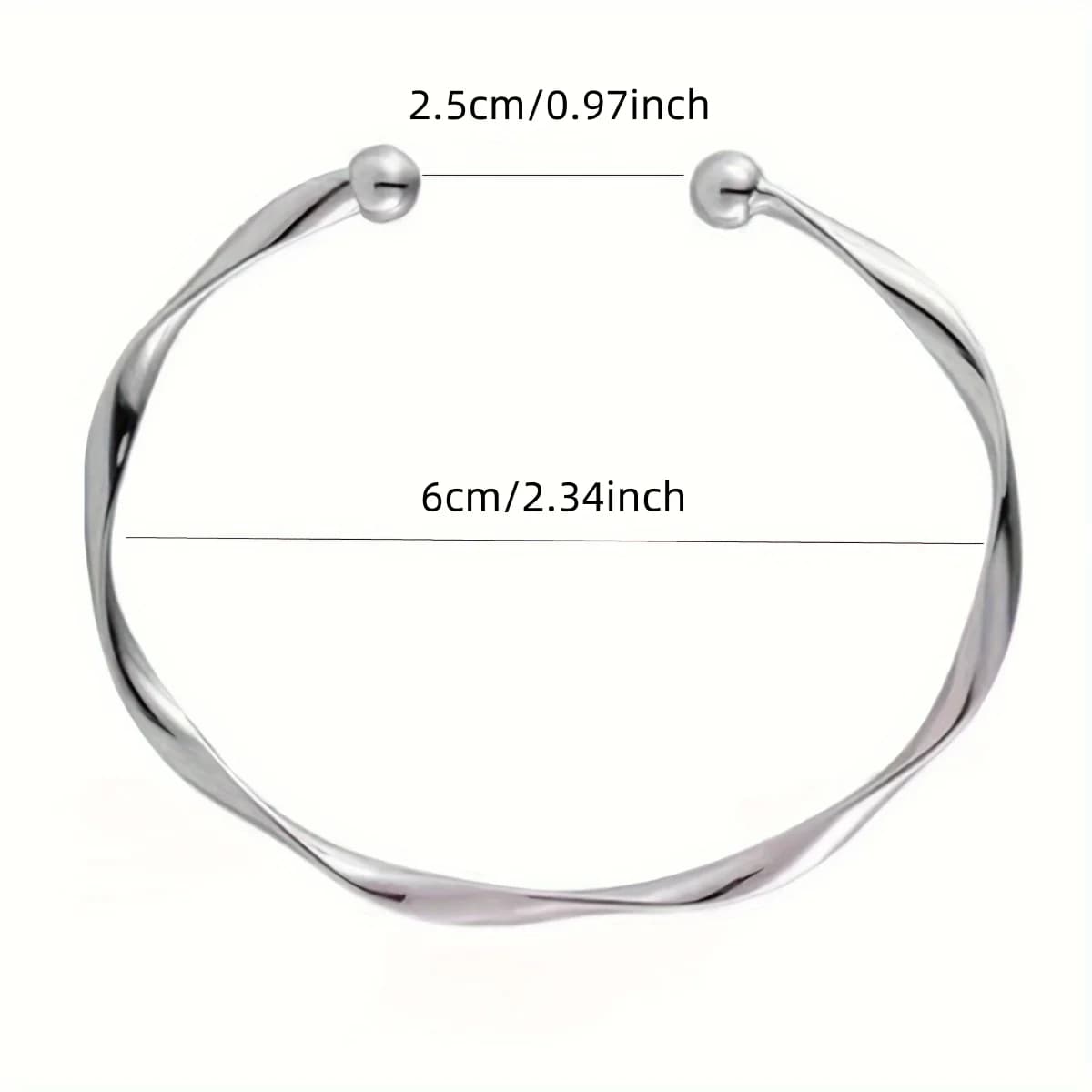 Un bracelet pour femme avec ouverture torsadée, réglable, simple et polyvalent, adapté à un usage qu