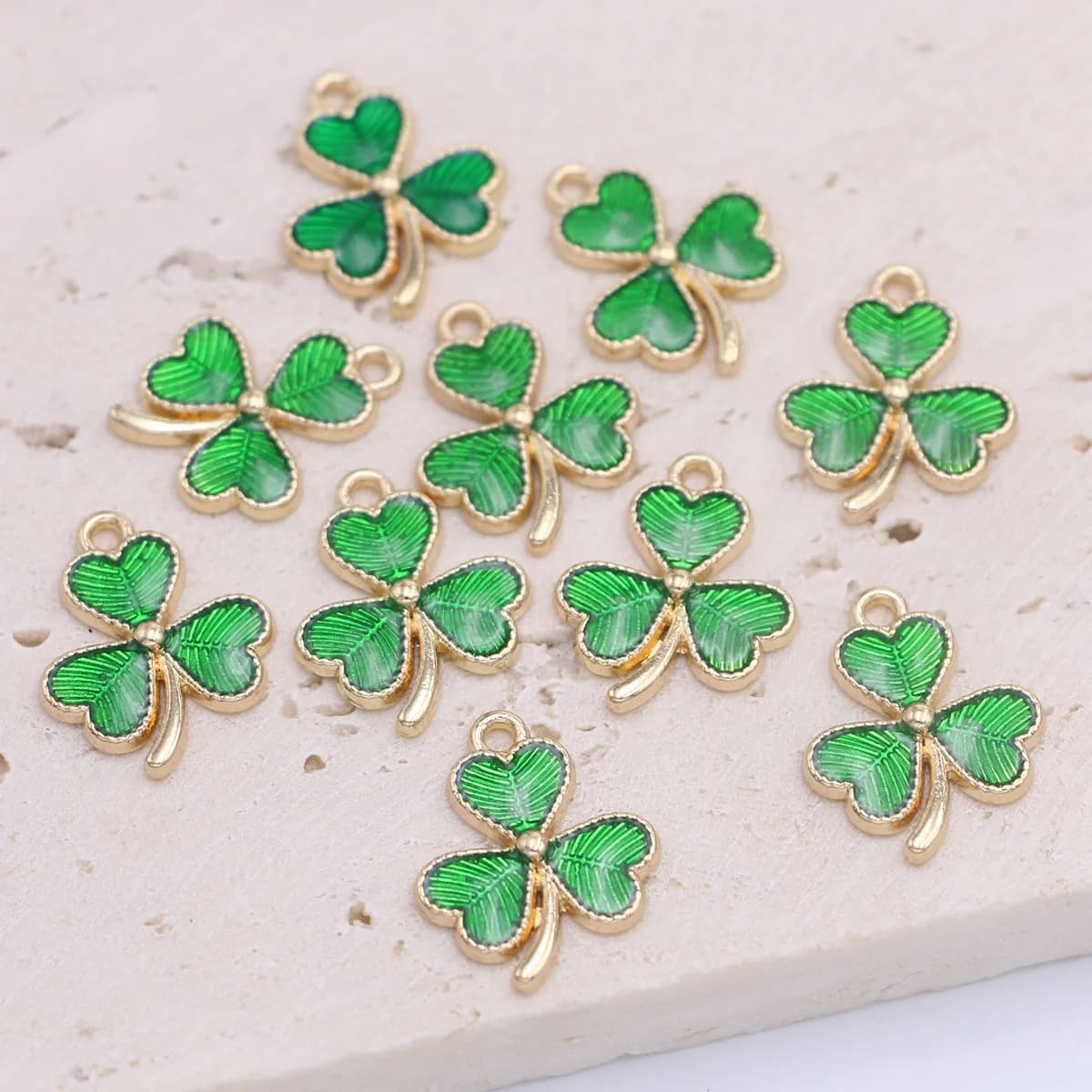 Breloque fleur trèfle en émail vert plaqué or, 10 pièces, pour la fabrication de bijoux, collier, Br