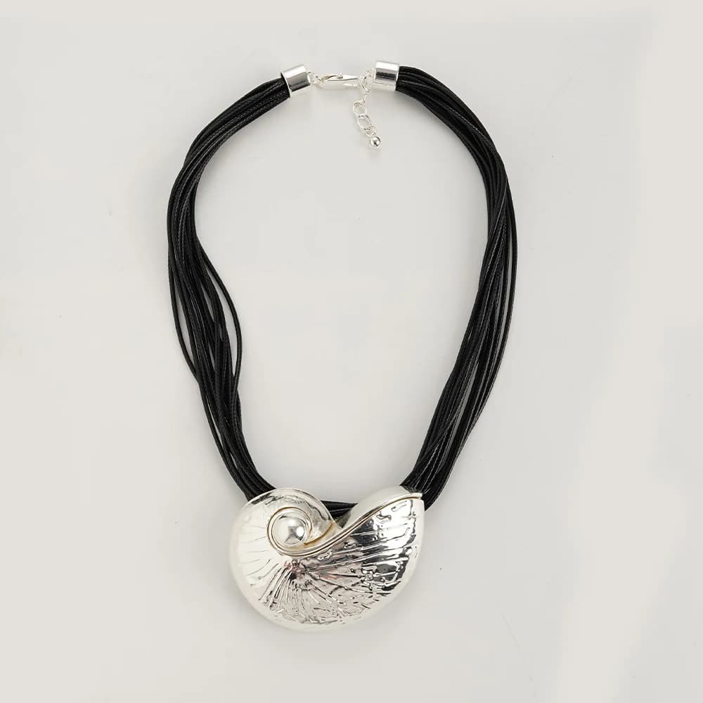 Collier européen et américain exagéré avec pendentif en conque en métal, nouvelle ULnoire multicouch