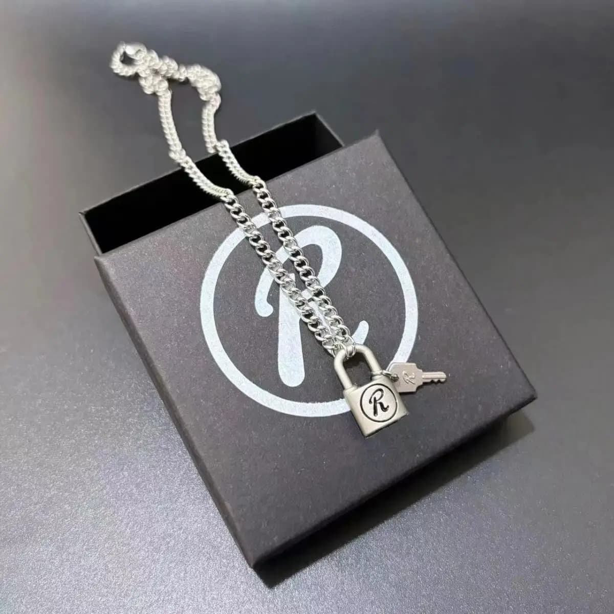 Nouveau Collier NANA Oosaki Nana Honjo Ren Key R Lock Unisexe Punk Pendentif Cosplay Vintage Mat Cho