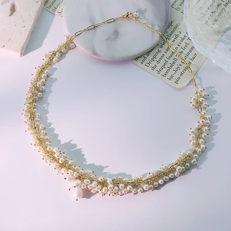 Collier de petites perles d'eau douce naturelles plaqué or 18 carats, Design de luxe, fait à la main