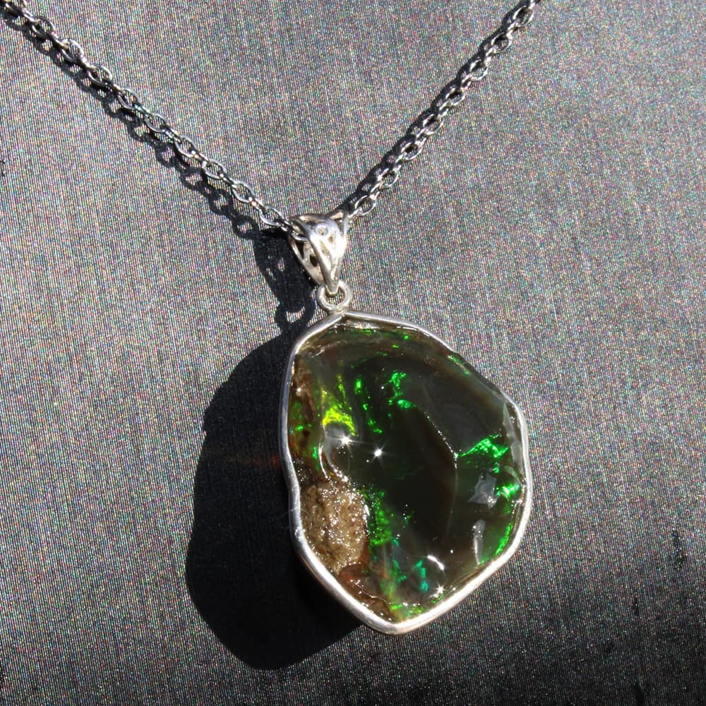 Pendentif de collier d'échantillon de cristal de pierre précieuse d'opale naturelle brute avec le cr