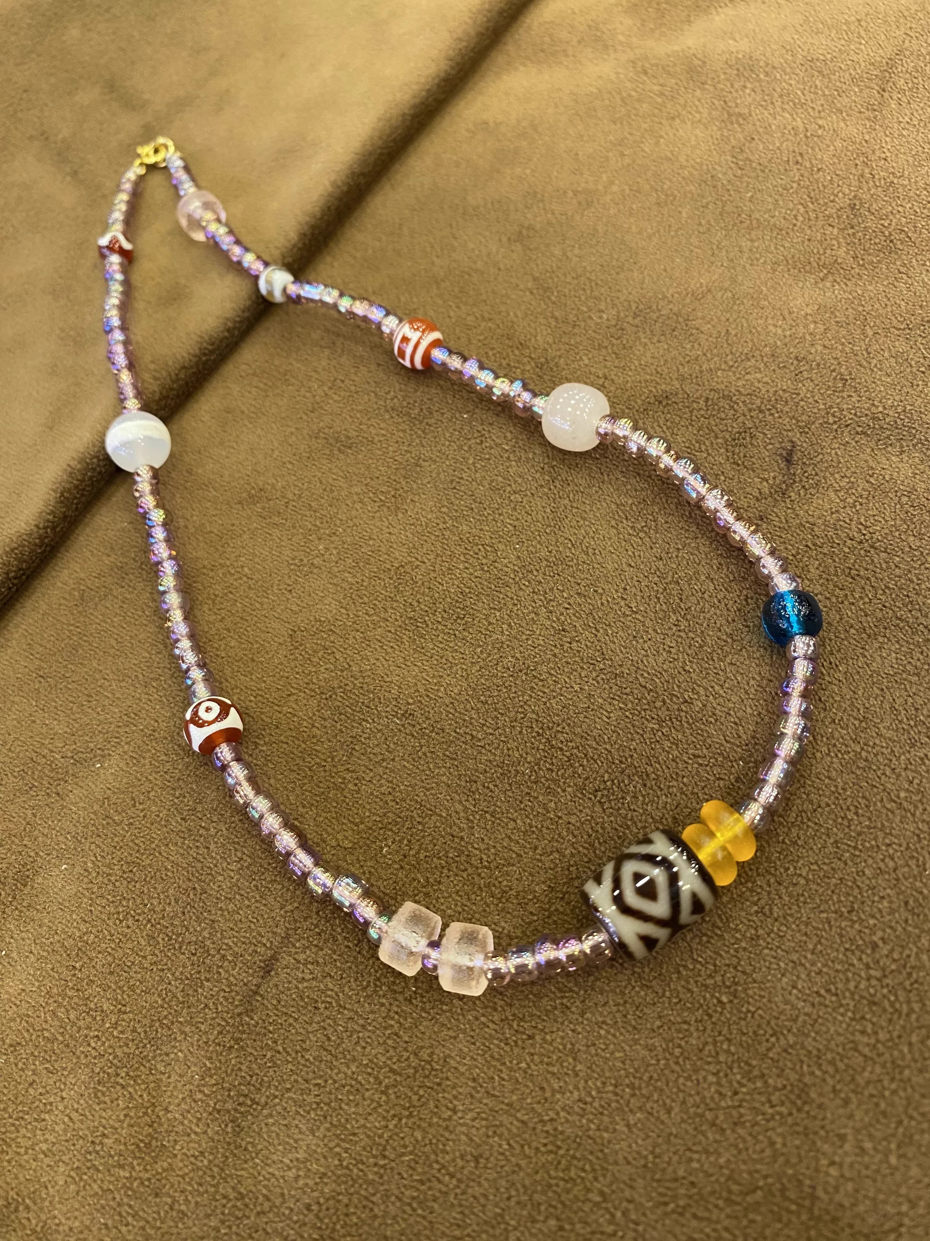 Collier de perles irisées violettes avec accents multicolores