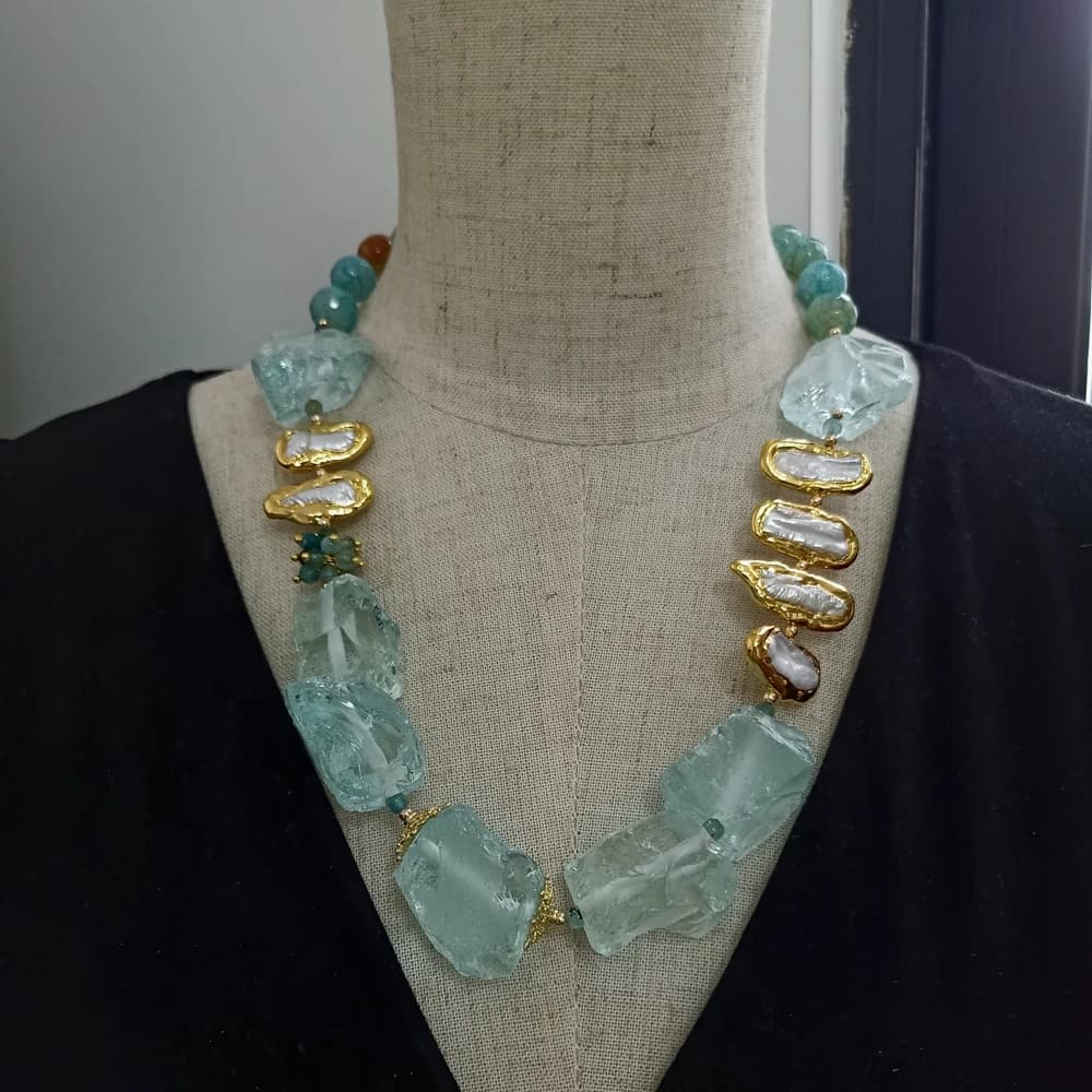 Collier de grosse brute de quartz bleu perle Biwa blanche