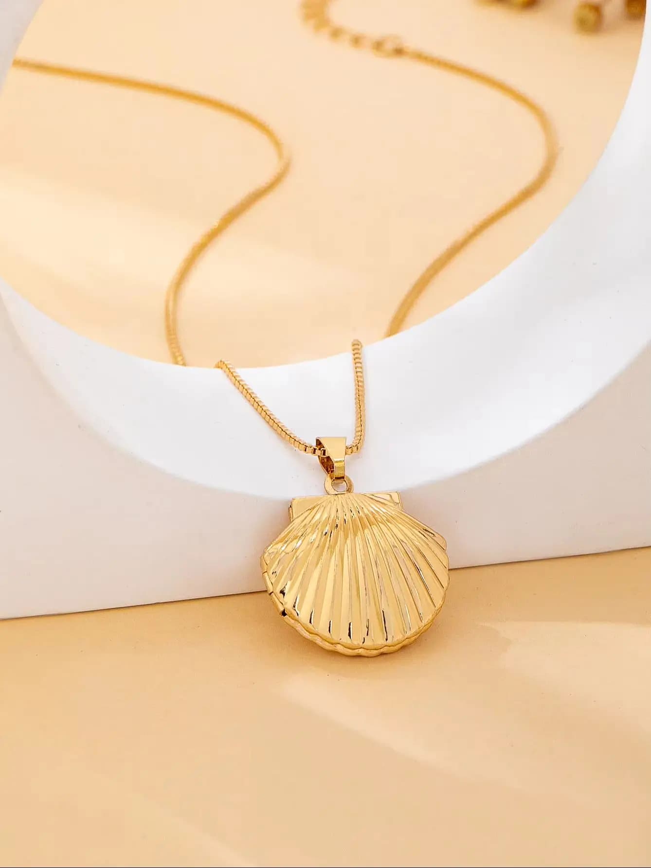 Collier pour femme à la mode de style bohème avec un pendentif en forme de coquillage qui peut être