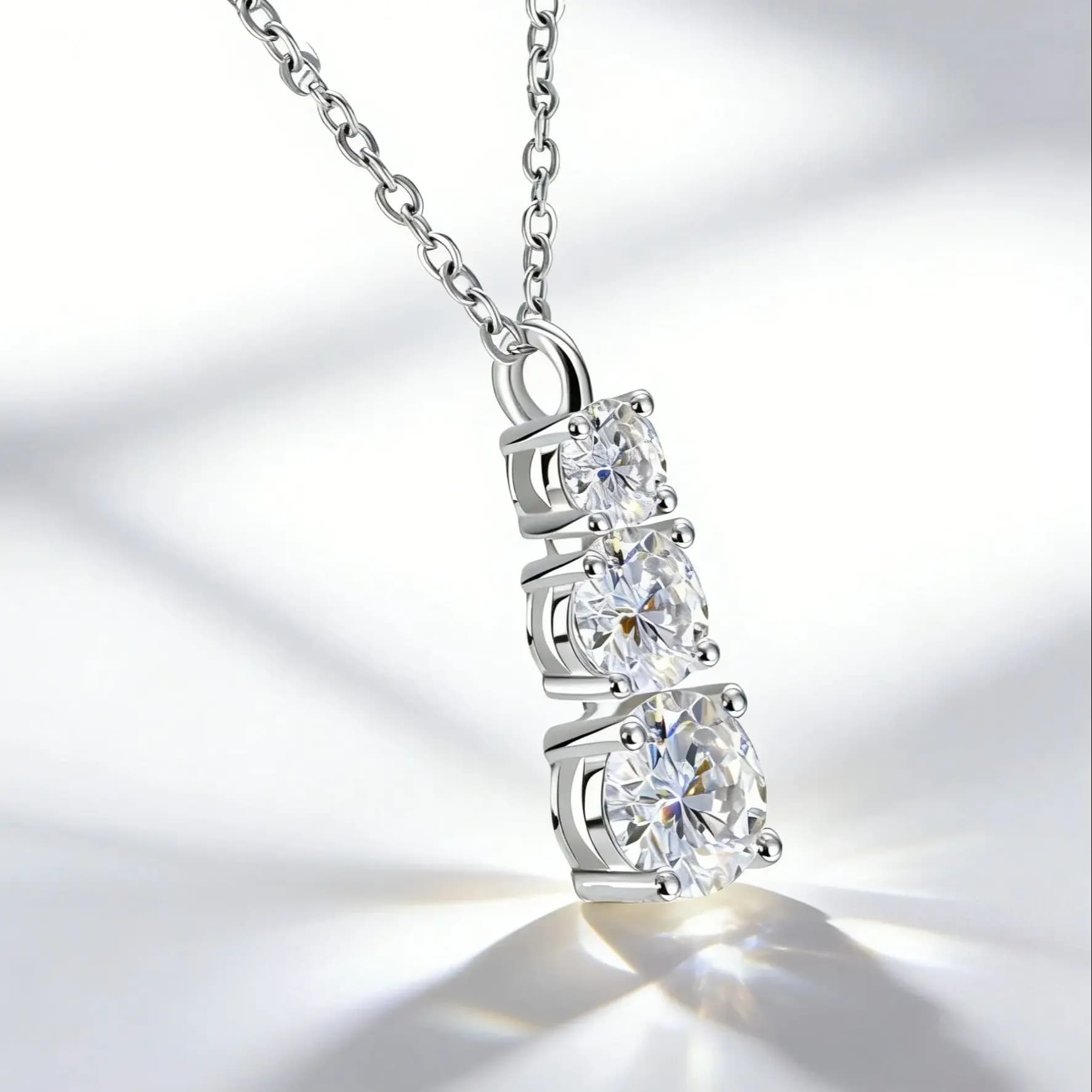 Un collier pendentif en argent sterling 925 avec 1,8 carats de moissanite, au design tendance, class