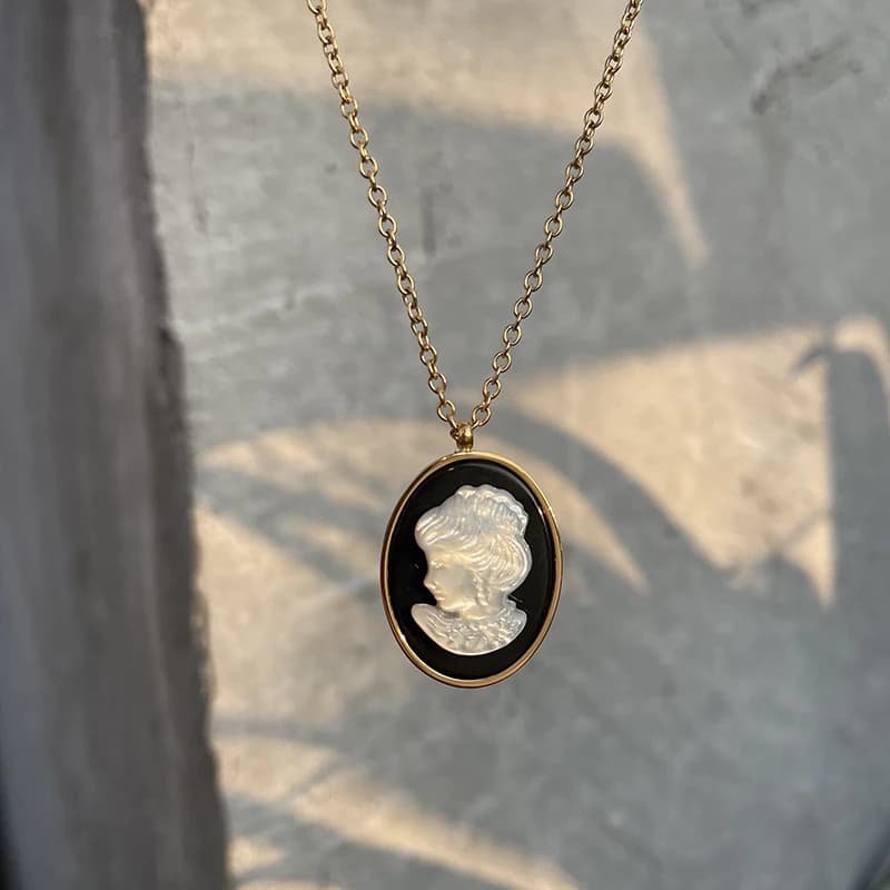 Amaiyllis Collier ras du cou en or 18 carats, style vintage, avec camée ovale en nacre, bijou de déclaration