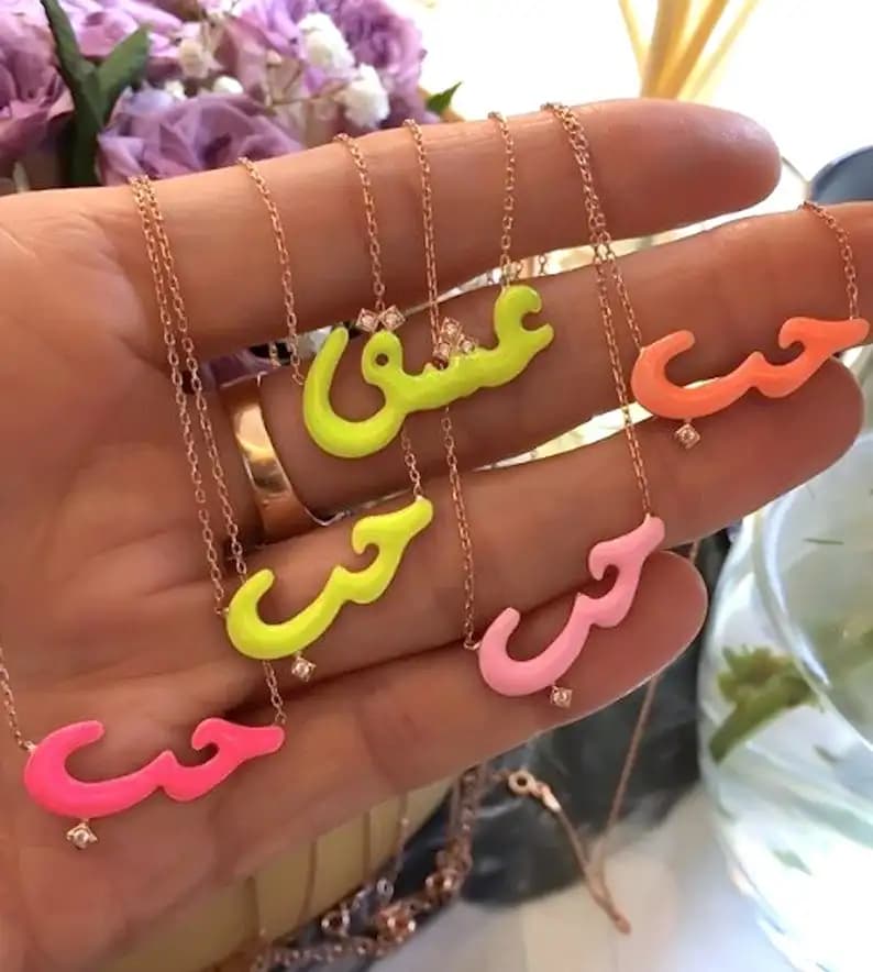 Collier avec lettres d'amour en émail néon arc-en-ciel coloré, bijoux à la mode, mots arabes, offre spéciale, 2021