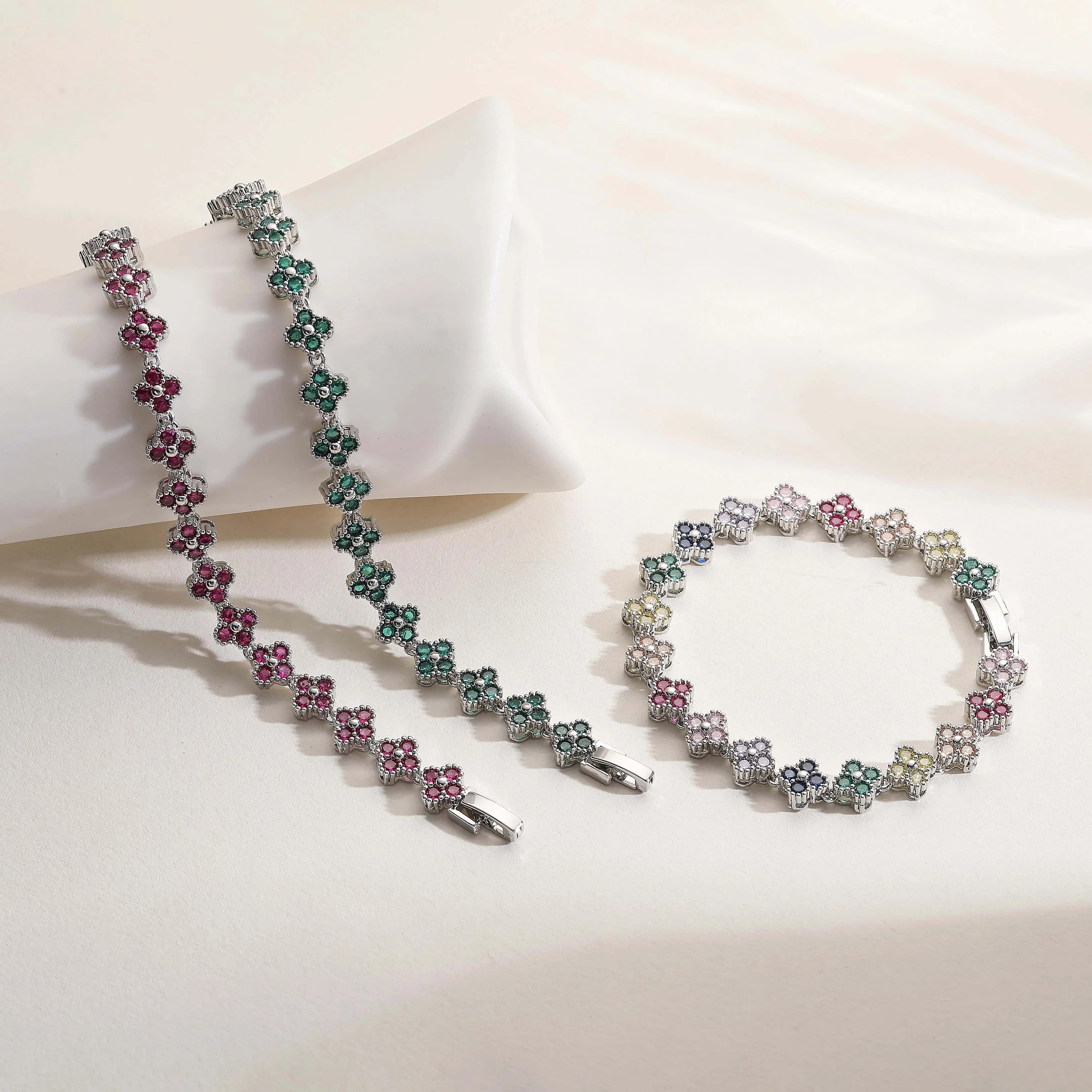 Bijou de mode rétro en laiton plaqué or 18 carats avec motif floral et zircone cubique blanche