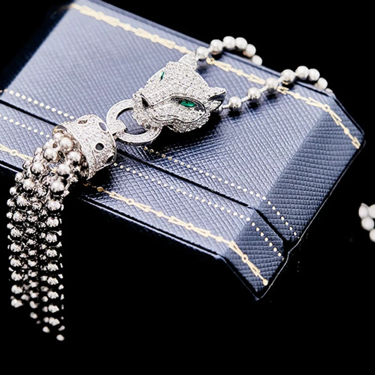 Colliers longs avec pendentif en forme de tête de léopard à imprimé noir et yeux vert émeraude, chaîne à perles, bijoux de luxe pour femmes ou hommes
