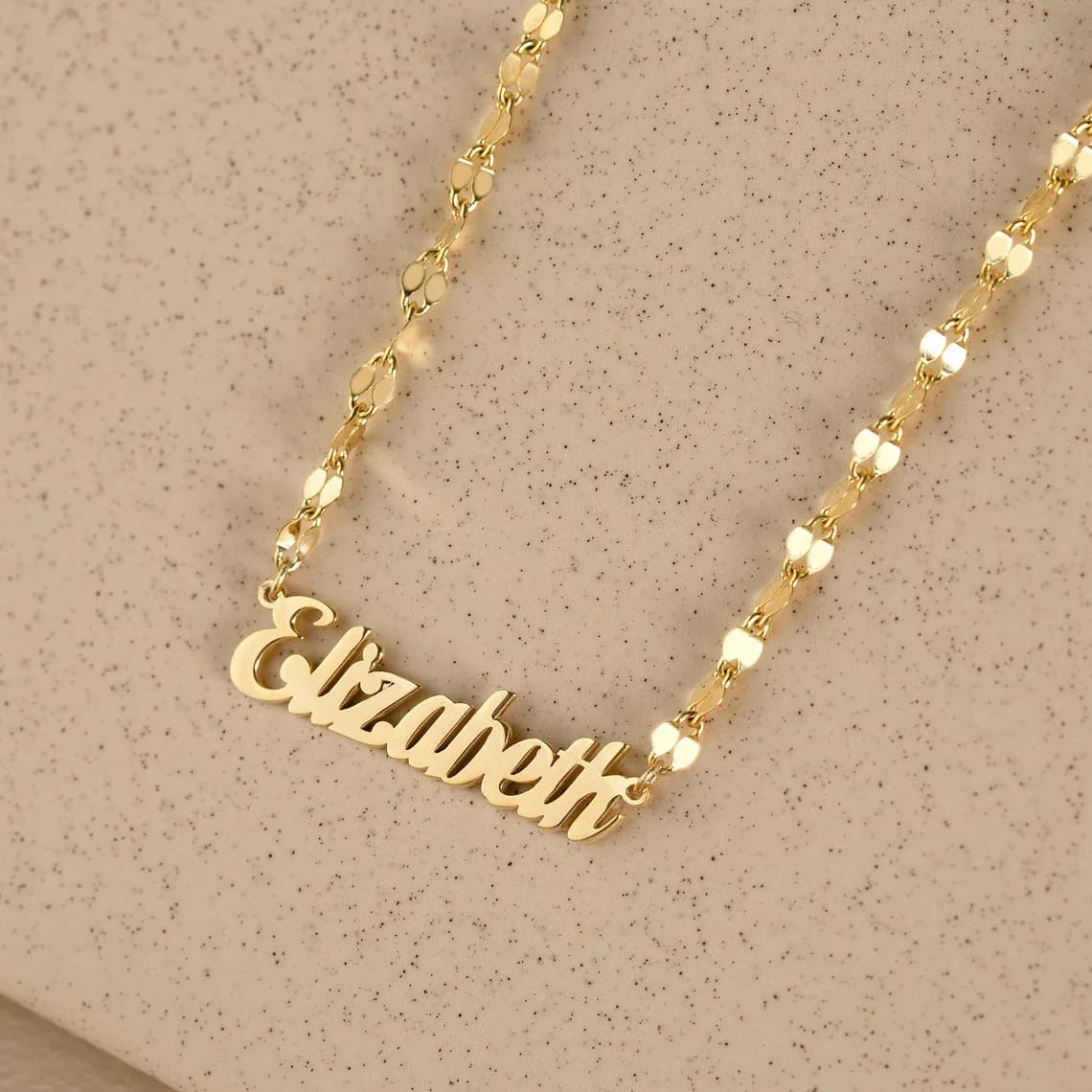 Collier personnalisé en or avec chaîne à lèvres