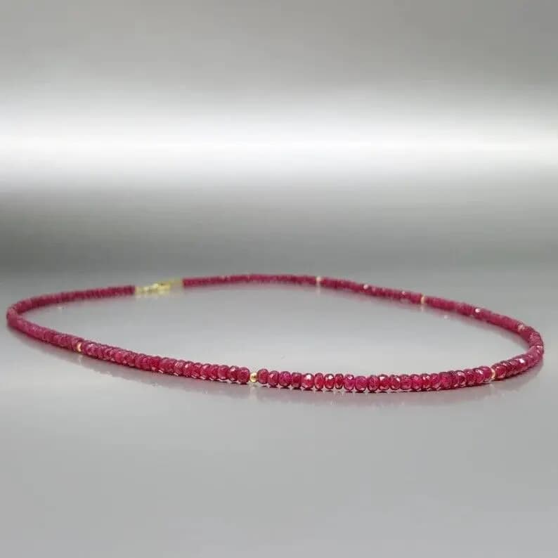 Collier de perles rondes à facettes en rubis rouge naturel (4-2 mm)