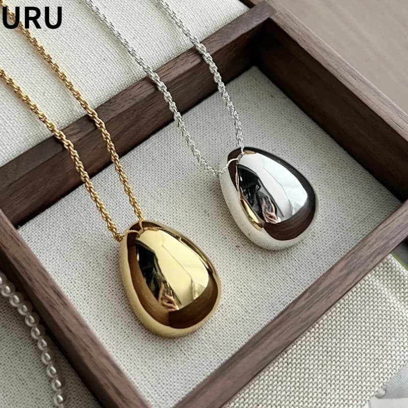 Collier avec pendentif en forme de larme en métal lisse pour femmes