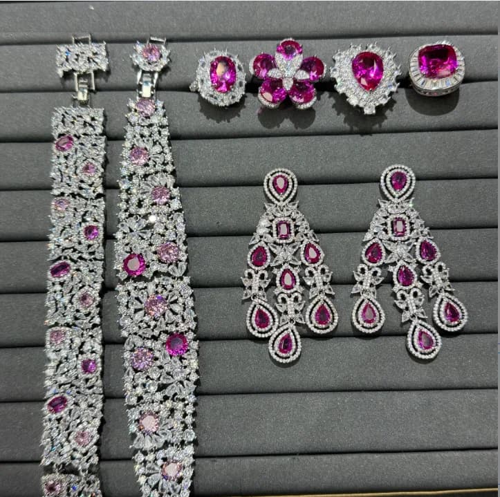 Ensemble de bijoux étincelants pour femme : boucles d'oreilles